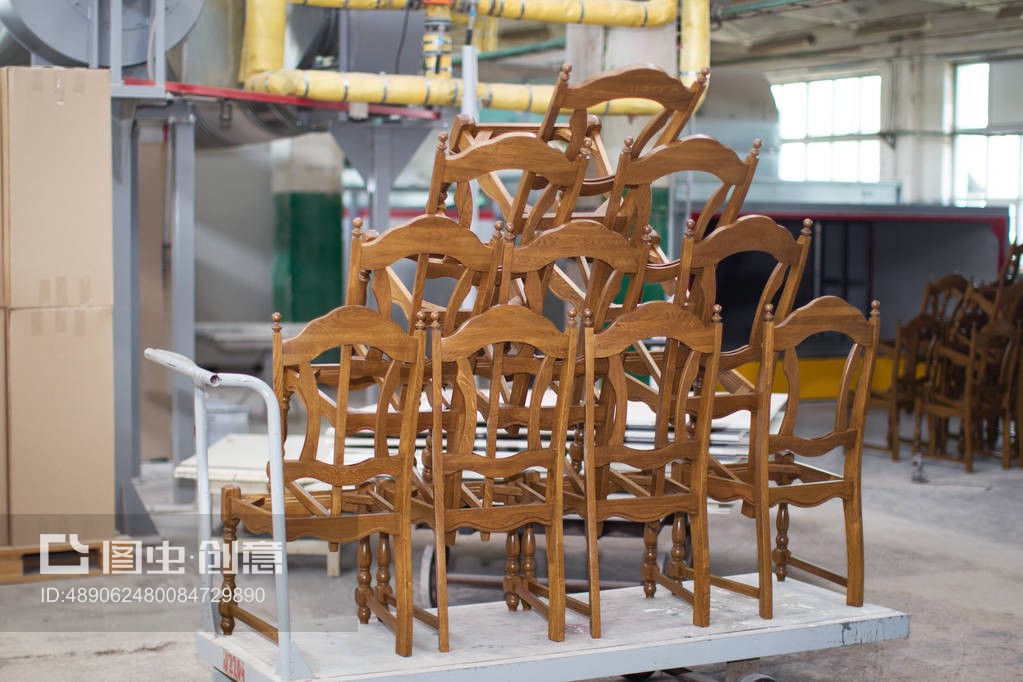 家具厂。天然木材制造椅子。商店家具厂。制造椅子Furniture factory. Manufacture of chairs from natural wood. Shop furniture factory.Making chairs